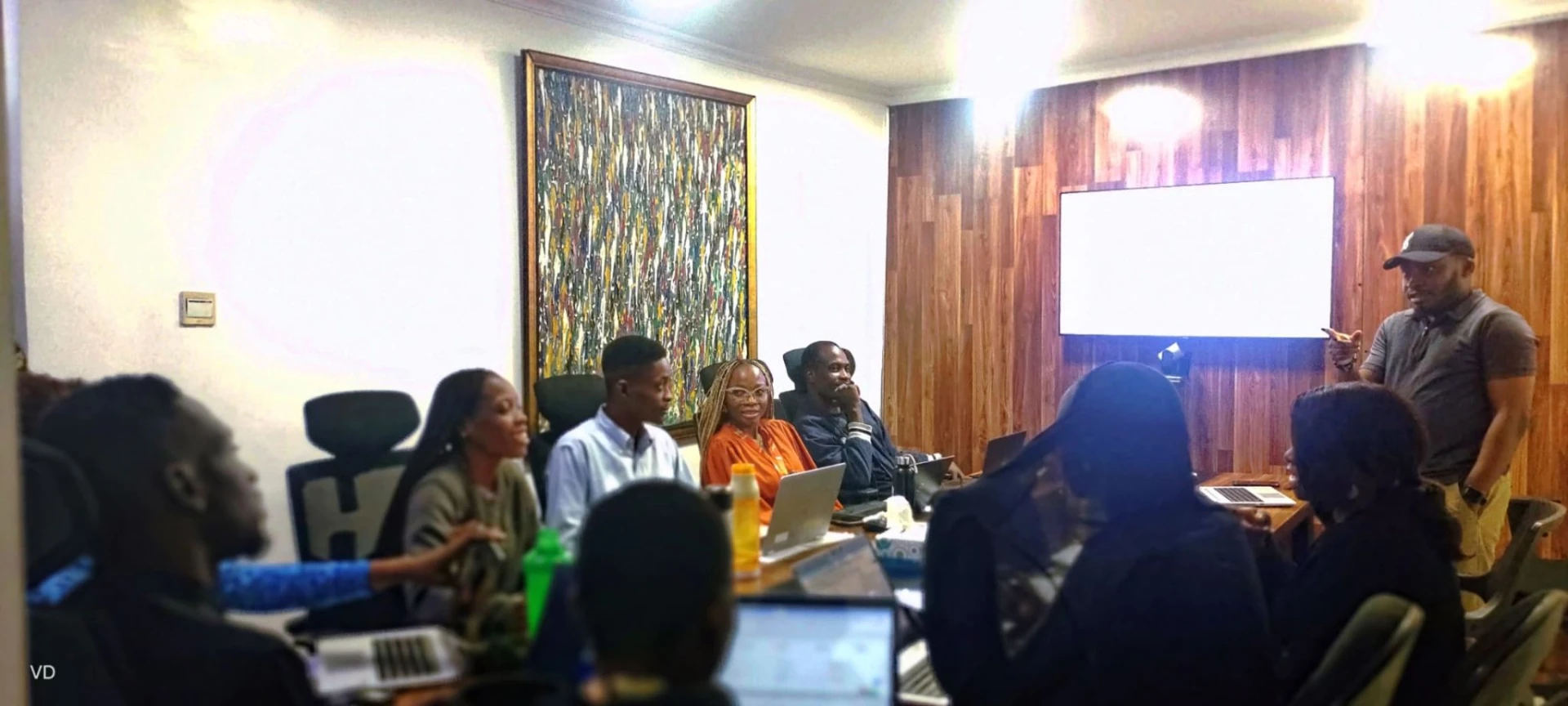 PrimaCX facilitator leading a customer support training session in a boardroom